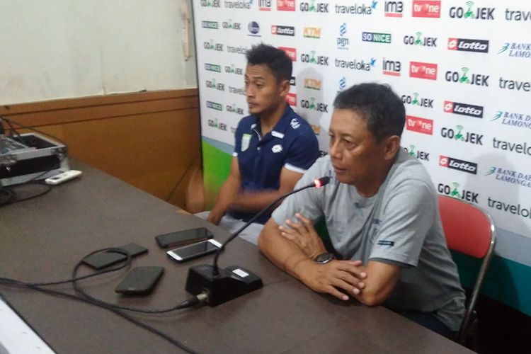 Pelatih Persela Lamongan Heri Kiswanto (kanan) dan Samsul Arif, selepas pertandingan kontra Mitra Kukar. 