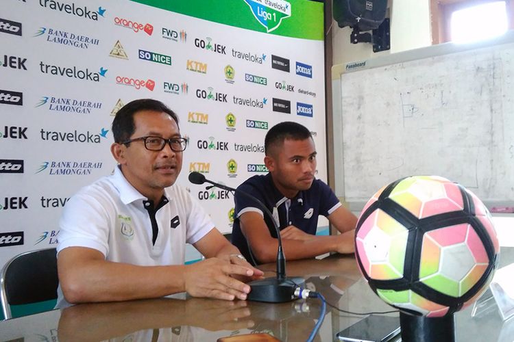 Pelatih Persela Lamongan Aji Santoso (kiri) dan Saddil Ramdani sebelum pertandingan kontra Semen Padang.