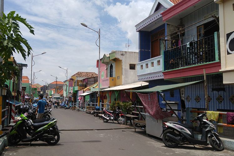Banyaknya kendaraan yang diparkir di sepanjang jalan raya yang ada di Kampoeng Kelir, menambah kesan sumpek.