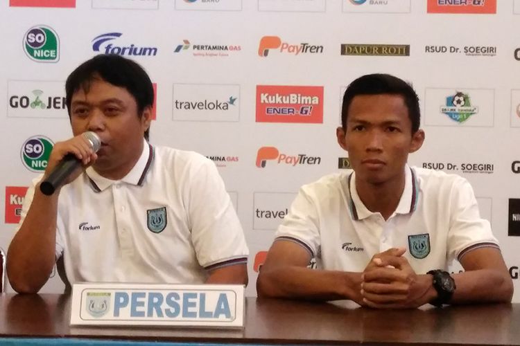Asisten pelatih Persela Lamongan Danur Dara (kiri) dan Eky Taufik.