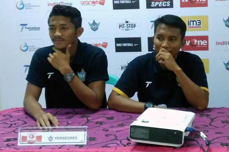 Pelatih Persegres Gresik United Pudji Handoko (kanan) bersama Nunung Dwi Cahyo.