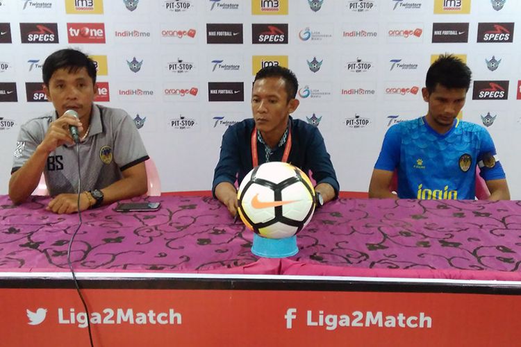 Pelatih PSIM Yogyakarta Bona Simanjuntak (kiri) usai menang lawan Persegres Gresik United.