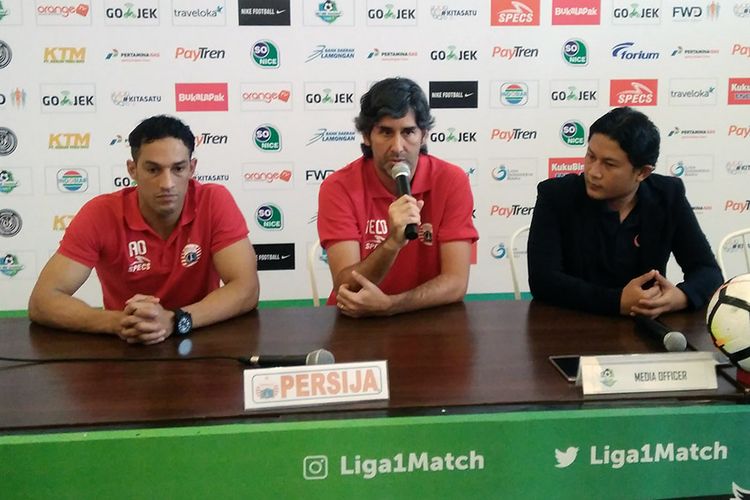 Pelatih Persija Jakarta Stefano Teco Cugurra (tengah) dan Addison Alves (kiri), sebelum pertandingan lawan Persela Lamongan.