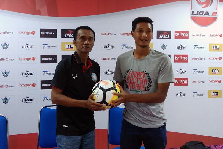 Pelatih Martapura FC Frans Sinatra Huwae (kiri) dan Qischil Gandrum Minny.