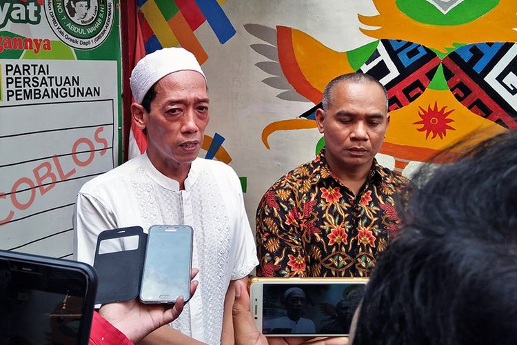 Abdul Wahab (kiri), saat ditemui awak media di depan tempat tinggalnya di Jalan KH Kholil Gang V, Kelurahan Kebungson, Kecamatan Gresik Kota, Gresik, Senin (18/3/2019).