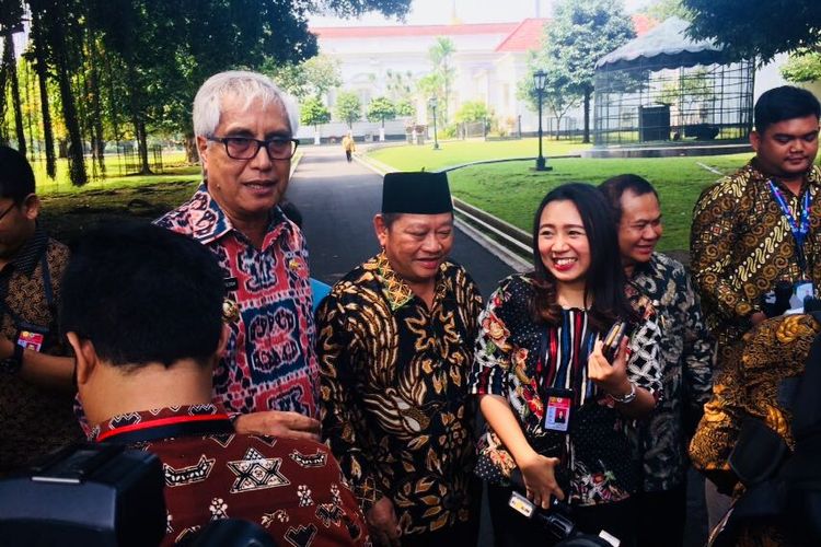Bupati Sumba Tenga Umbu S Pateduk (kiri) usai bertemu Jokowi di Istana Bogor, Kamis (5/7/2018). 