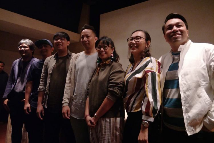 Ifa Isfansyah bersama Ringgo Agus dan tim produksi film Keluarga Cemara dalam acara screening film Keluarga Cemara dan jumpa pers Jogja-Netpac Asian Film Festival di XXI Plaza Indonesia, Thamrin, Jakarta Pusat, Selasa (13/11/2018).