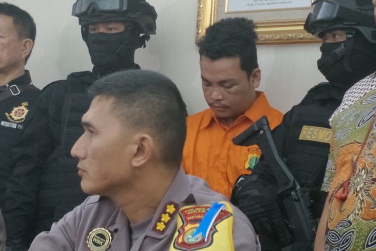 HS, pelaku pembunuhan keluarga Diperum Nainggolan di Bekasi saat dihadirkan di hadapan media, Jumat (16/11/2018).