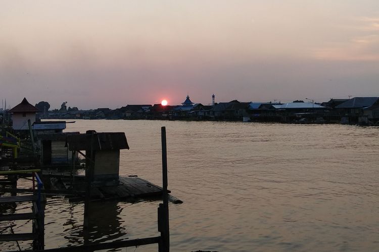 Pemandangan matahari terbenam terlihat dari tempat yang dikenal dengan Kampung Pelangi di Kota Pangkalan Bun, Kotawaringin Barat, Kalimantan Tengah, Sabtu (17/2/2018). Kampung Pelangi merupakan salah satu obyek wisata buatan yang kini dikembangkan oleh Pemerintah Kabupaten Kotawaringin Barat untuk menarik kunjungan wisatawan nusantara maupun mancanegara.