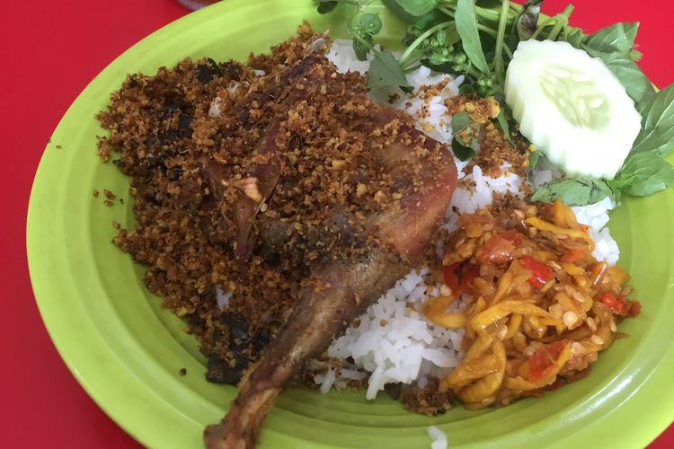 Bebek Sinjay lengkap dengan sambel pencit. Saluh satu kuliner dari Surabaya yang berasal dari Madura.