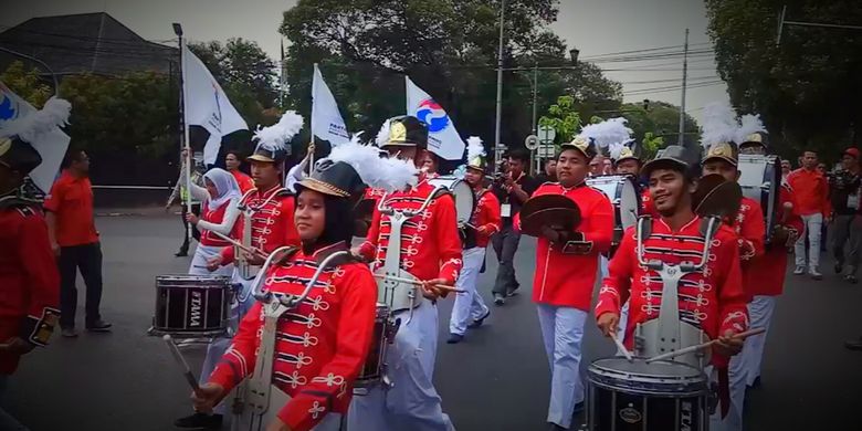Kelompok marching band dan para kader  mengiringi Ketua UmumPartai Persatuan Indonesia (Perindo) Hary Tanoesoedijo saat menyambangi kantor Komisi Pemilihan Umum (KPU), Senin (9/10/2017) siang. Kedatangannya untuk mendaftarkan Partai Perindo sebagai calon peserta Pemilu 2019.