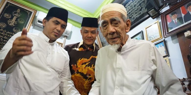 Ganjar Pranowo (tengah) dan Taj Yasin (kiri) berkunjung ke kediaman ulama KH Maimoen Zubair di Rembang setelah keduanya mendaftar ke KPU Jateng, Selasa (9/1/2018) malam.