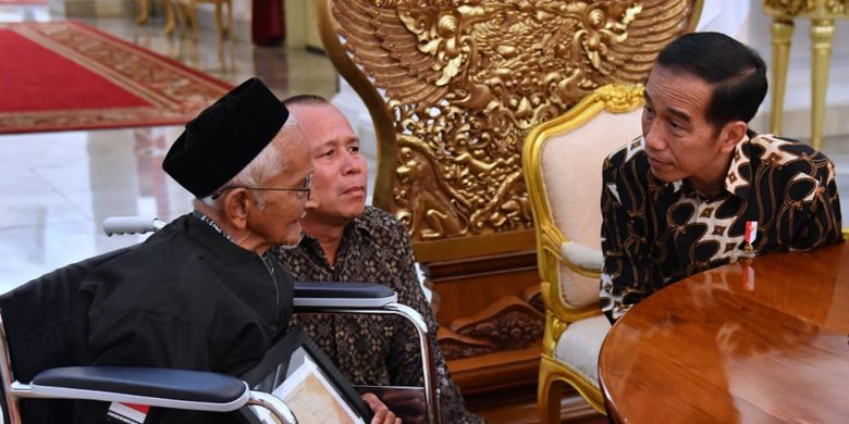 Presiden Joko Widodo, Rabu (21/3/2018) malam, saat menerima Nyak Sandang beserta putranya di Istana Merdeka Jakarta.