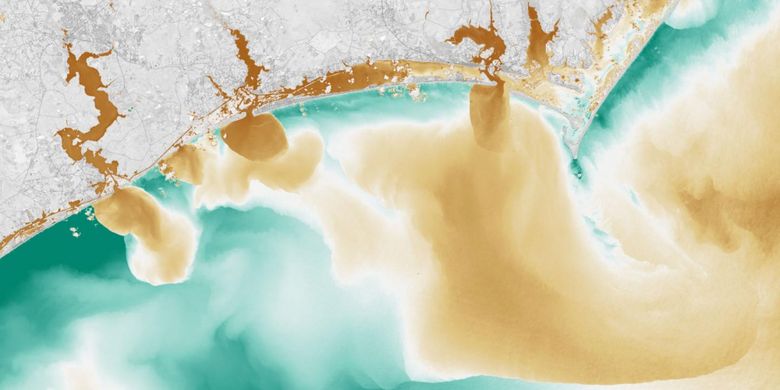 Citra satelit warna palsu menunjukkan bagaimana banjir telah memengaruhi kualitas air di Sungai White Oak, New River, dan Adams Creek, yang semuanya mengalir ke Samudra Atlantik.