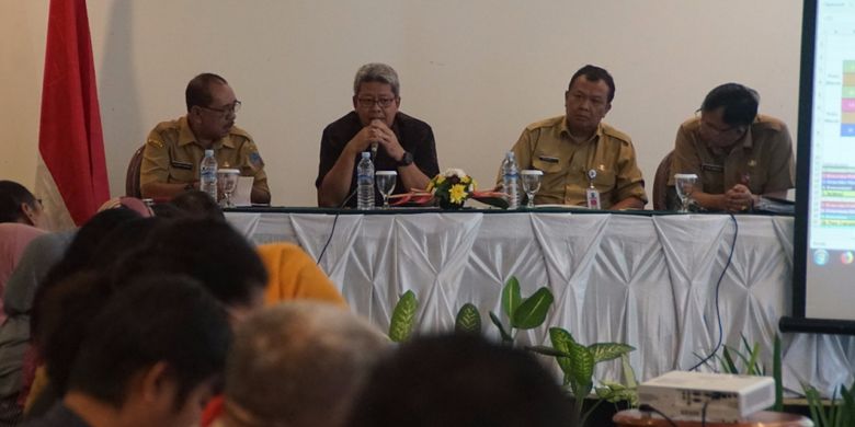 Deputi Bidang Koordinasi Kebudayaan Kemenko PMK Nyoman Shuida (dua dari kiri) dalam rapat akhir persiapan Pekan Kerja Nyata (PKN) Revolusi Mental di Hotel Peninsula Manado, Selasa (23/10/2018). 