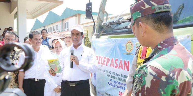 Menteri Pertanian Andi Amran Sulaiman melepas ekspor benih kangkung, benih jagung manis, dan benih semangka ke sejumlah negeri, di Kediri, Jawa Timur, Sabtu (27/10/2018)