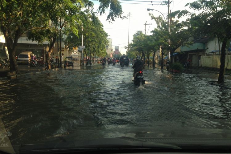 Genangan di Jalan Mataram Semarang akibat hujan deras mengguyur kota itu, Kamis (4/5/2017). Beberapa titik jalan di Kota Semarang tergenang air hingga 30 centimeter.