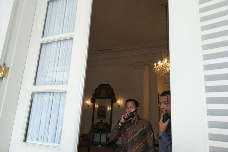 Kondisi di dalam ruang tamu Pendopo Balai Kota DKI Jakarta yang redup, Senin (27/11/2017). 
