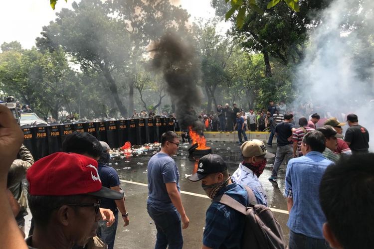 Situasi simulasi pengamanan Pemilu 2019 oleh polisi, di Jalan Medan Merdeka Barat, Jakarta Pusat, Jumat (14/9/2018) pagi. 