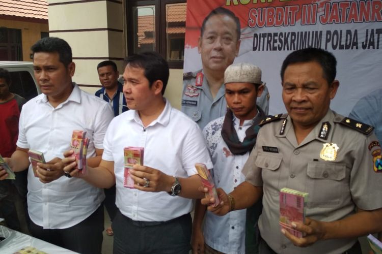 FA (tengah) diamankan polisi karena membuka praktik penggandaan uang mirip Dimas Kanjeng