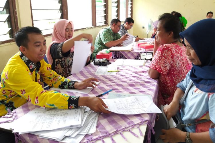Dinas Penanaman Modal dan Pelayanan Terpadu Satu Pintu (DPMPTSP) DKI Jakarta mulai membuka pelayanan terpadu keliling kampung kota di RW 002 Duri Kepa, Kebon Jeruk, Jakarta Barat pada Kamis (21/2/2019).