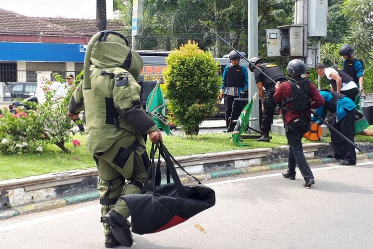 Tim Penjinak Bom Densus Gegana Satuan Brimob Polda Sumut saat mengamankan benda diduga bom di Jalan Juanda Medan, Minggu (19/11/2017)