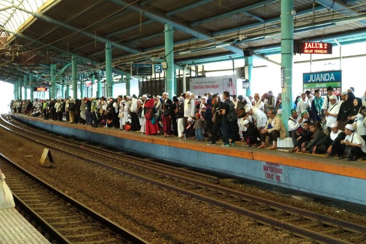 Massa reuni 212 memenuhi peron arah Bogor dan Bekasi Stasiun Juanda, Sabtu (2/12/2017)