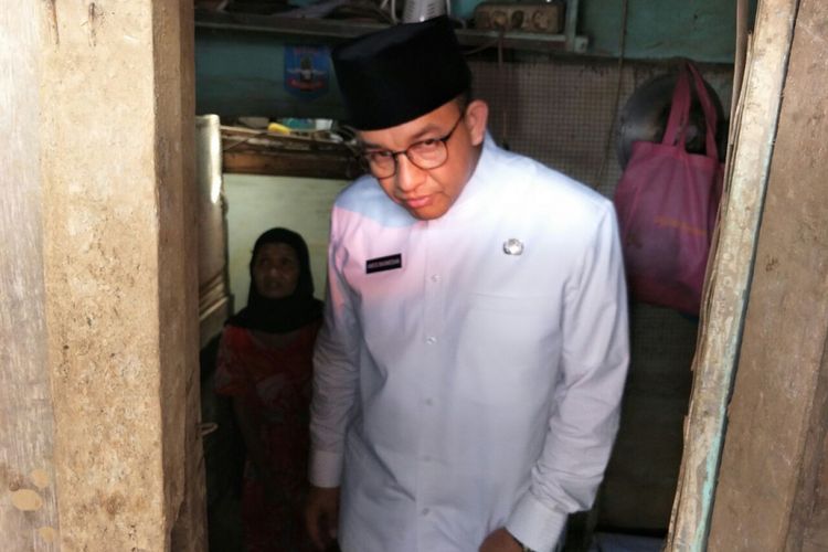 Gubernur DKI Jakarta Anies Baswedan masuk ke rumah Wati, warga Cililitan, Jumat (9/2/2018). 