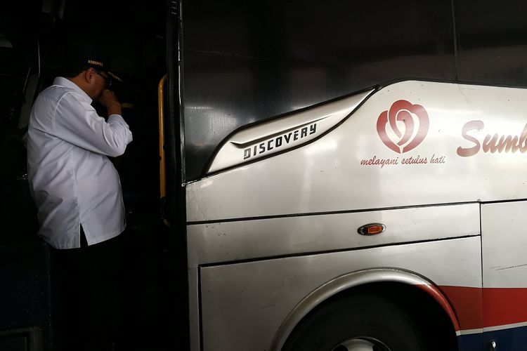 Menteri Perhubungan Budi Karya Sumadi mengecek bus Sumber Selamat di Terminal Tirtonadi, Minggu (1/4/2018). Sebelumnya, bus ini bernama Sumber Kencono.