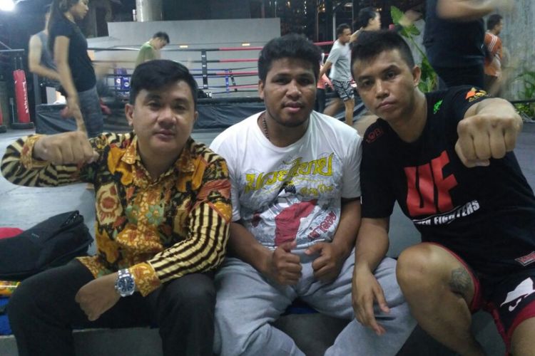 Atlet MMA Indonesia, Ricky Asriel Refwalu (tengah), mengalami cedera serius saat bertarung di Malaysia.