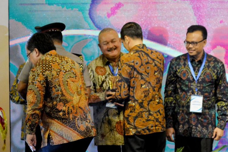 Presiden RI, Joko Widodo, menyerahkan penghargaan kepada Gubernur Sumatera Selatan, Alex Noerdin. Pemerintah Provinsi Sumatera Selatan meraih Penghargaan Pembangunan Daerah (PPD) tahun 2018 kategori perencanaan dan pencapaian terbaik kedua tingkat Provinsi se-Indonesia di Hotel Grand Sahid Jaya, Senin (30/4/2018).