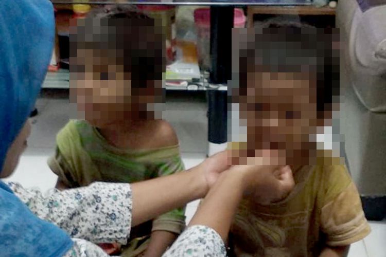 Dua anak berinisial AK (2) dan RHM (3) ditemukan dalam keadaan lusuh dan kelaparan di salah satu bangunan kosong samping rumah Suryanto warga perumahan Central Park, Tanjunguncang, Batam, Kepulauan Riau (Kepri) sekira pukul 21.00 WIB malam tadi, Kamis (23/8/2018). 