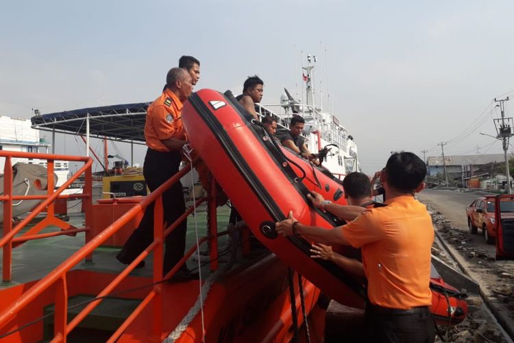 Basarnas Jateng mengirikan 26 personil, beberapa diantaranya memiliki kualifikasi selam, ke lokasi evakuasi kecelakaan pesawat Lion Air JT 610 di perairan Karawang Jabar, Senin (29/10/2018).