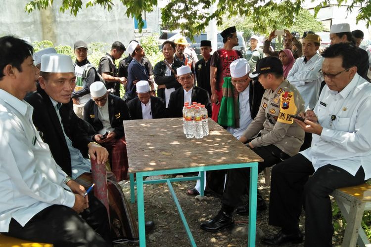 Pengasuh Ponpes Al Azhar KH Imam Buchori saat berbincang dengan Kapolres Gresik AKBP Wahyu Sri Bintoro.