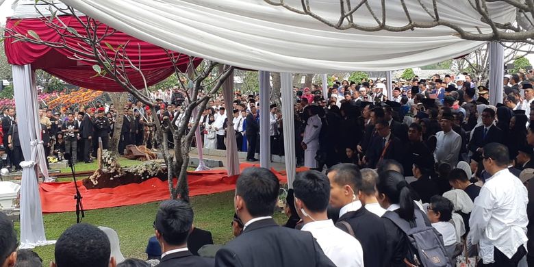 Prosesi pemakaman Ani Yudhoyono telah usai di Taman Makam Pahlawan, Kalibata, Jakarta, Minggu (2/6/2019). Keluarga besar Yudhoyono mengucapkan terima kasih atas ucapan bela sungkawa yang terus mengalir dari berbagai pihak.
