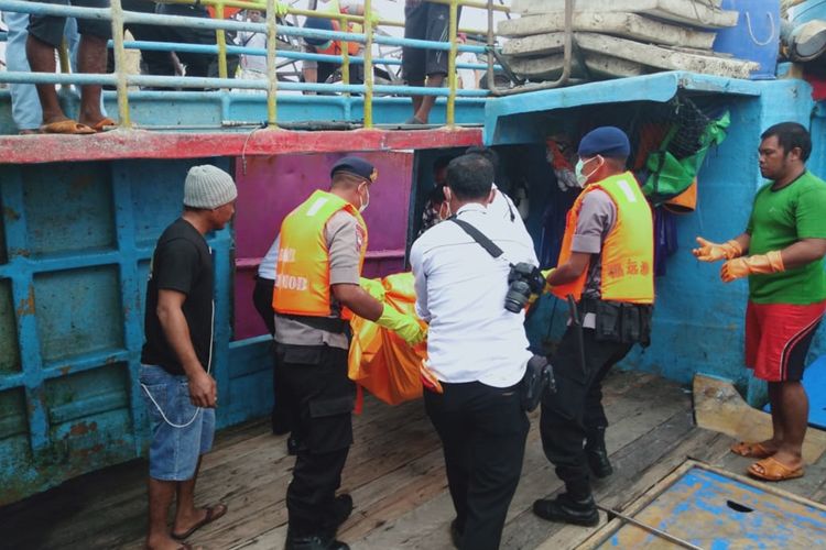 Satu jasad Anak Buah Kapal (ABK) KM Mina Sejati yang teridentifikasi bernama Riri Prasetyo dibawa ke Pelabuhan Dobo, Kepulauan Aru, Maluku, Senin (2/8/2019): 