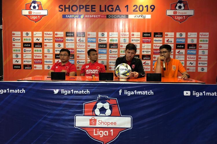 Pelatih PSM, Darije Kalezic bersama Ferdinand Sinaga memberikan keterangan pers sebelum di Stadion Segeri Samarinda, Jumat (9/8/2019)