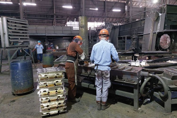 Para pekerja sedang memproduksi timah di Unit Metalurgi Muntok, Bangka Barat, Provinsi Bangka Belitung, 23 Juni 2022. 