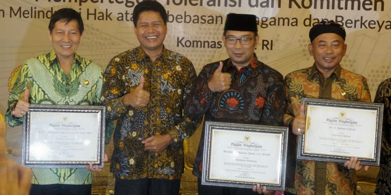 Wali Kota Manado Vicky Lumentut, Ketua Komnas HAM, Wali Kota Bandung Ridwan Kamil dan Wali Kota Bekasi Rahmat Effendi saat Kongres Nasional Kebebasan Beragama dan Berkeyakinan di Balai Kartini, Jakarta Selatan, Kamis (16/3/2017).