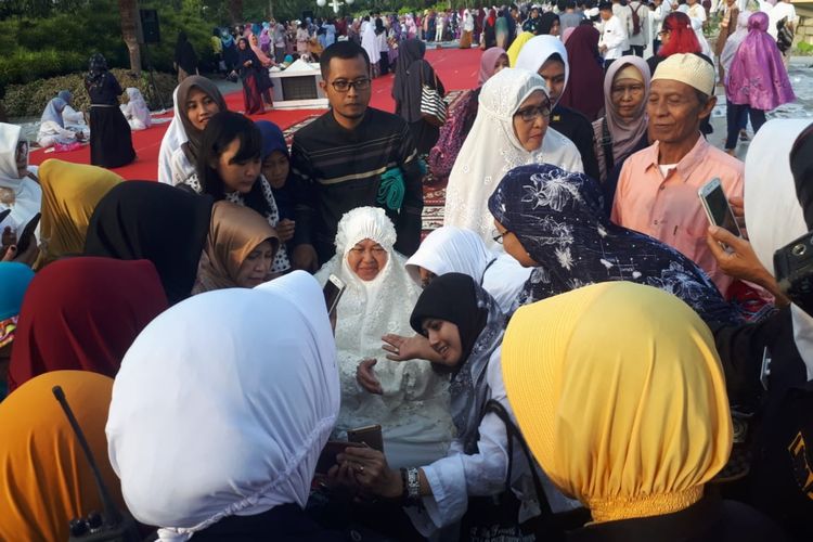 Wali Kota Surabaya Tri Rismaharini melaksanakan Salat Id memperingati Hari Raya Idul Fitri 1440 Hijriah di halaman Balai Kota Surabaya atau Taman Surya, Rabu (5/6/2019).