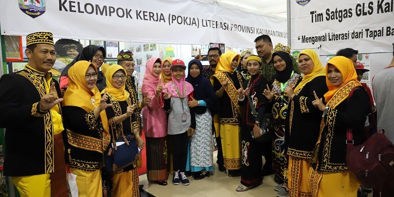 Kolaborasi pegiat literasi Kalimantan Utara dalam ajang Festival Literasi Sekolah 2018 di Gedung Kemendikbud Jakarta (30/10/2018).