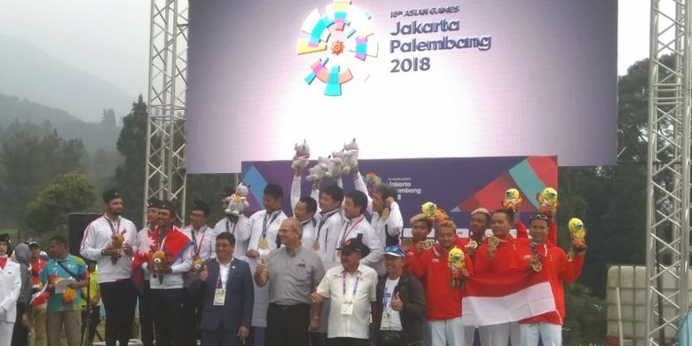 Suasana pengalungan medali nomor Lintas Alam cabang olahraga Paralayang Asian Games 2018. Antaranews.