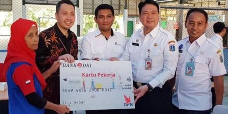 Kepala Dinas Tenaga Kerja dan Transmigrasi Provinsi DKI Jakarta, Andri Yansyah, menyerahkan secara simbolis Kartu Pekerja kepada pekerja Jakarta, beberapa waktu
lalu.