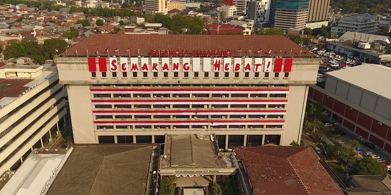 Gedung Pemerintah Kota Semarang disulap menjadi sebuah landmark peringatan kemerdekaan Indonesia.