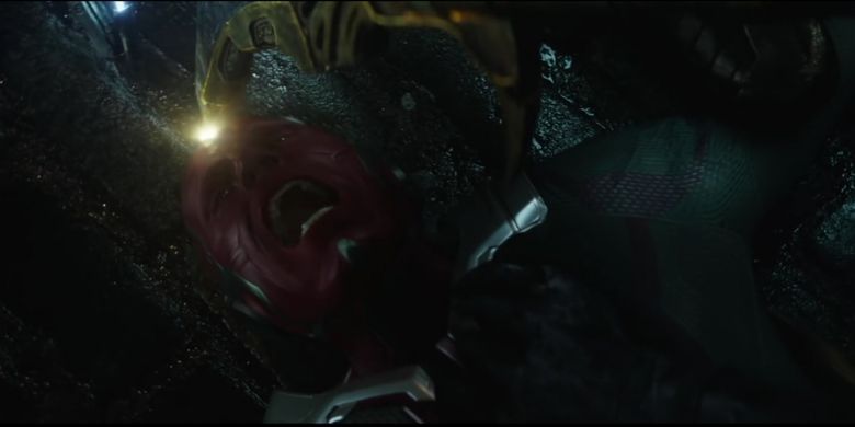 Vision tampak terdesak oleh tombak sakti milik Corvus Glaive dalam Avengers: Infinity War. Corvus Gtlaive sepertinya berusaha mengambil Mind Stone, salah satu Infinity Stone yang tertanam dalam kening Vision untuk diserahkan kepada Mad Titan Thanos.