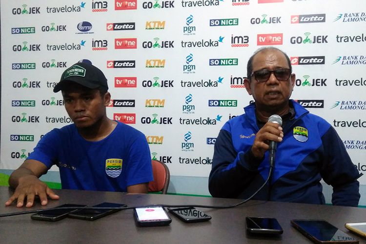 Pelatih Persib Bandung Emral Abus (kanan) dan Fulgesius Billy, usai kalah dari Persela Lamongan.