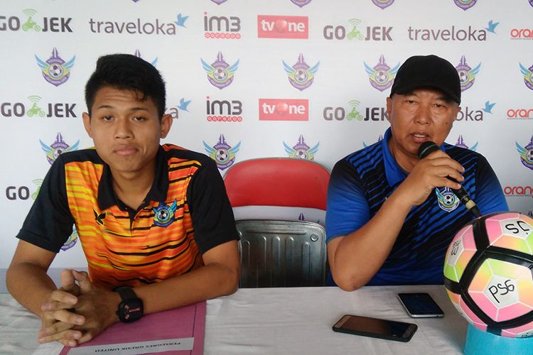 Pelatih Persegres Gresik United Hanafi (kanan) dan Syahrul Mustofa, sebelum pertandingan lawan PS TNI.