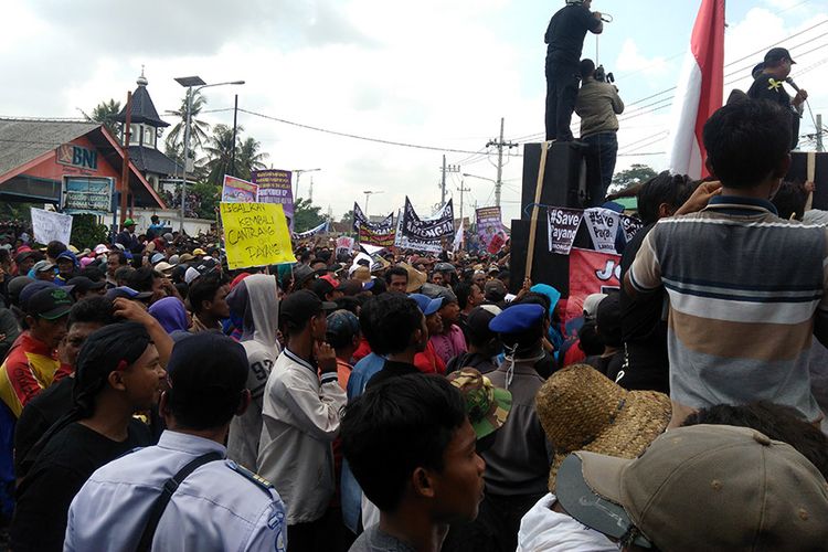 Para nelayan Lamongan menggelar aksi demonstrasi menolak aturan pelarangan penggunaan cantrang oleh KKP di Pelabuhan Perikanan Nusantara Brondong.