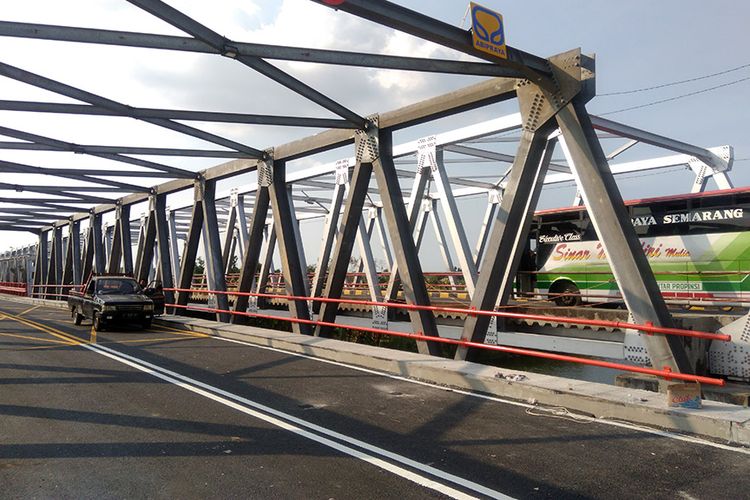 Jembatan cincin lama yang sempat ambruk, tampak masih belum dilalui oleh kendaraan dari Tuban menuju Lamongan maupun sebaliknya.