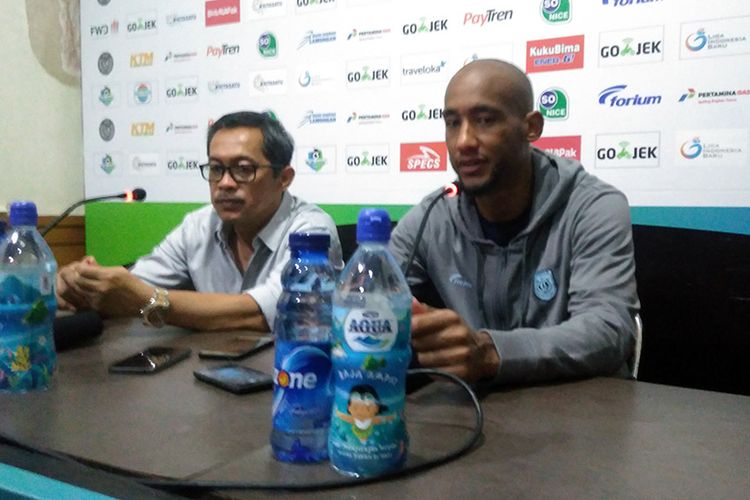Pelatih Persela Lamongan Aji Santoso (kiri) dan Loris Arnaud usai laga kontra Bhayangkara FC, Minggu (16/9/2018).